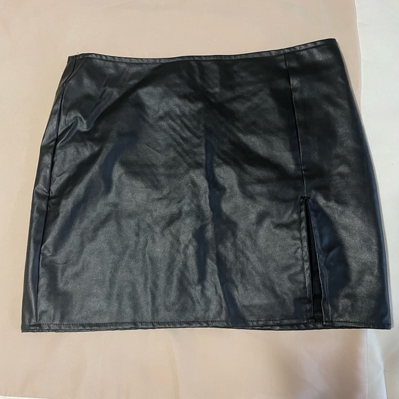 Black Leather skirt - Picture 2 of 5